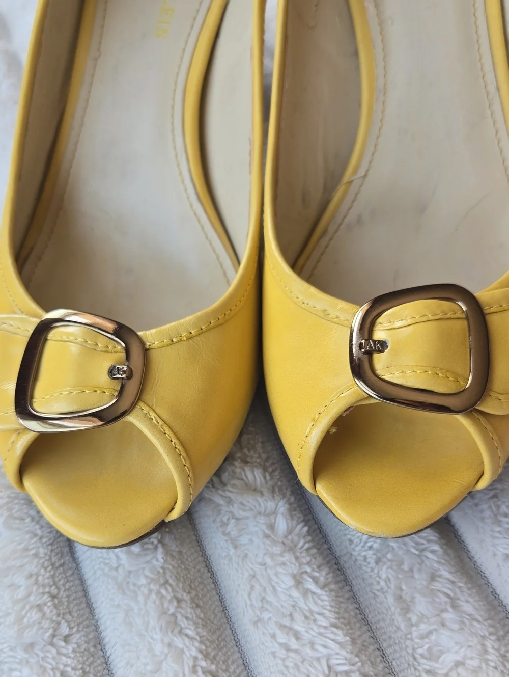 Anme Klein IFlex Seidek Banana Leather Open-toe Pump US 6.5